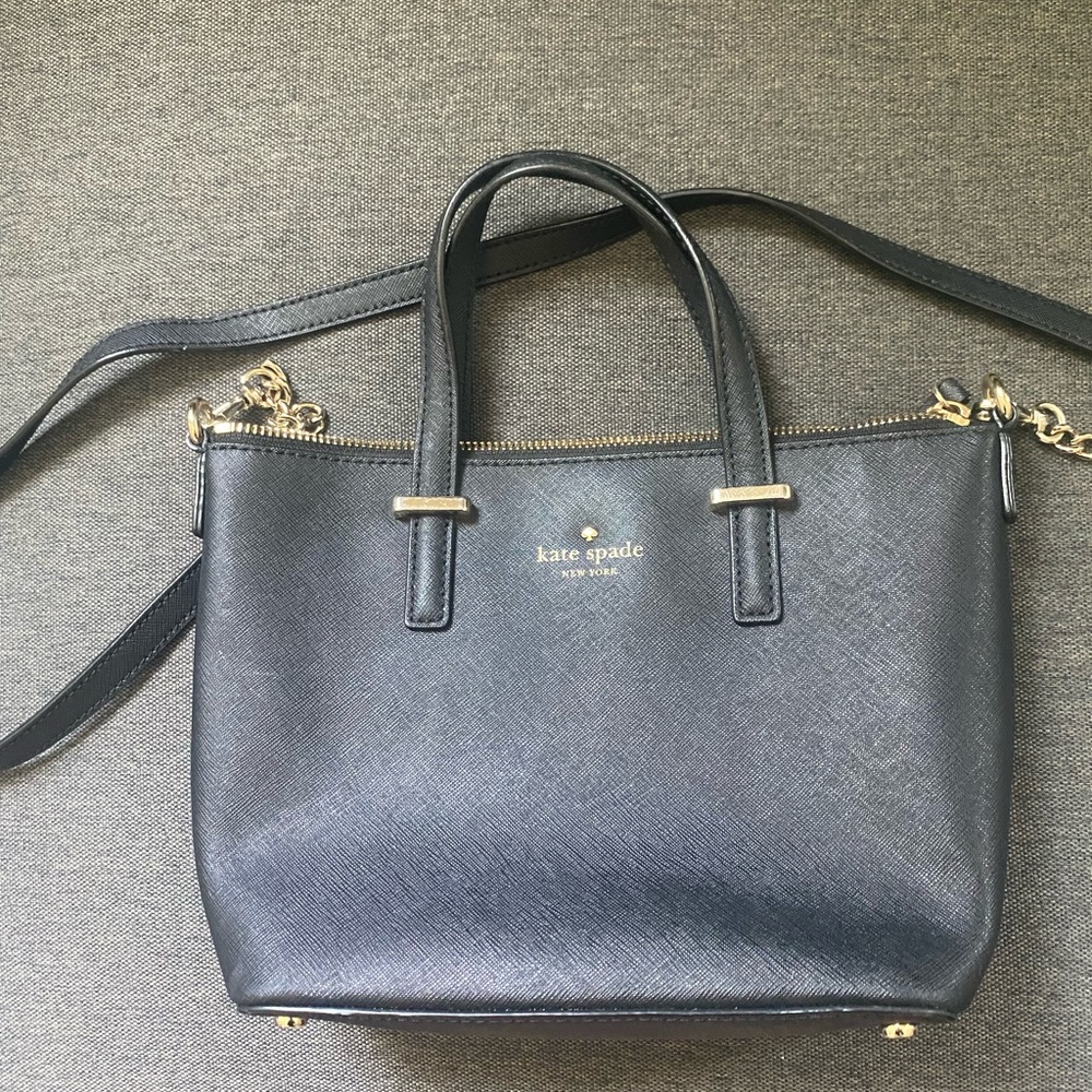 Kate spade crossbody bag: lightly used. Removable chain/leather strap.